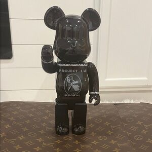 MEDICOM TOY BE@RBRICK Project 1/6 Black Bearbrick has scuffs